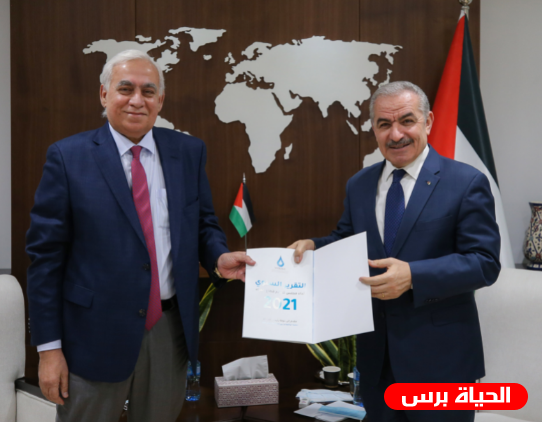 اشتية يتسلم التقرير السنوي لأداء مجلس تنظيم قطاع المياه